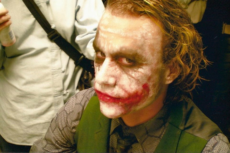 TheCinesthetic's tweet photo. heath ledger behind the scenes as the joker https://t.co/U9CJWV2OP4