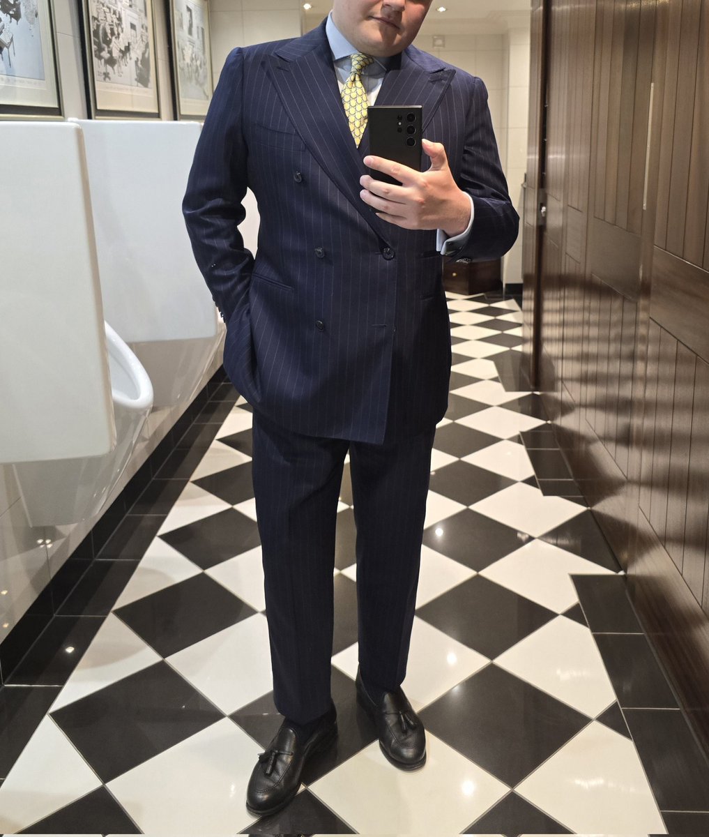 Club nights in St James's

#suit #suits #suitandtie #sartorial #formalwear #formalshoes #loafers #dressednetterthanyou #money #findom #findomalpha #dom #dominant #formal #sartorial #business #clubland