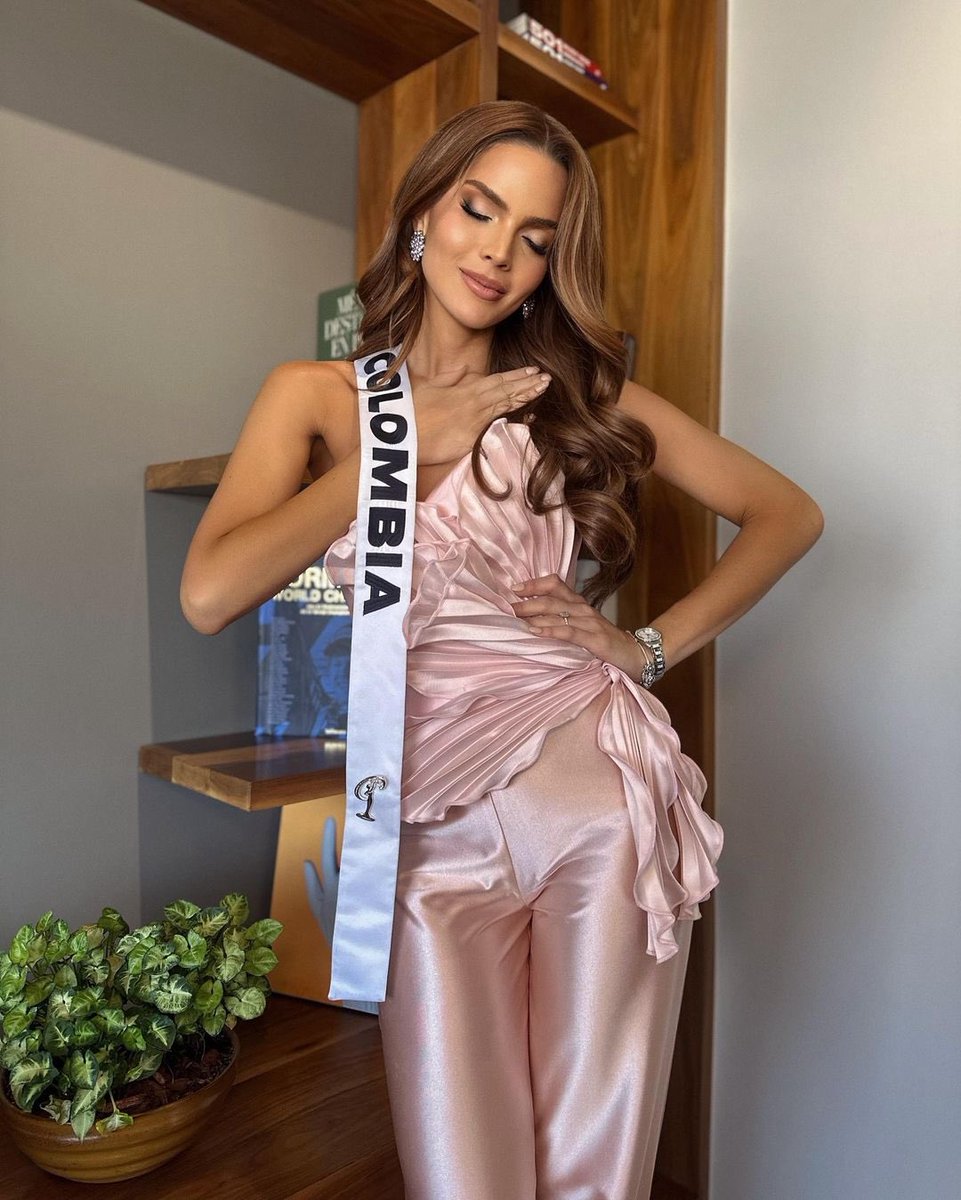 Esto es por ti Colombia! Este día nunca se me olvidará ! Gracias por acompañarme en todo momento ! 🩷💫

👗: @alexanderrojasmoreno
💎: @byvizcarra
👑: <a href="/MUColombiaORG/">Miss Universe Colombia</a>