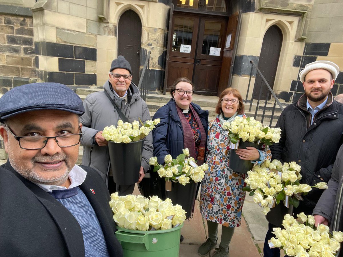 karim_sabahat's tweet photo. #Rosesforpeace were handed out to the general public today in attempt to bring smiles on faces

#InterfaithWeek2024 https://t.co/BBNVawH5fg