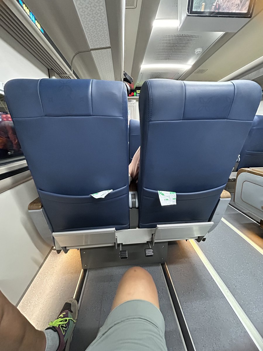 Tolong <a href="/KAI121/">Kereta Api Indonesia</a> buat himbauan disetiap kursi “apabila menggunakan pijakan kaki harap pelan pelan, karena dapat menganggu kenyamanan penumpang didepannya” berapa kali harus emosi dan menegur penumpang karena membuka ,menutup, dan meletakan kaki dengan keras