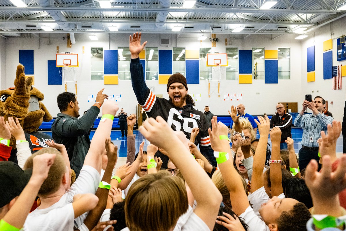 Fun day visiting <a href="/BrooklynSchools/">Brooklyn Schools</a> with Lorenzo Thompson for a Gym Class Takeover presented by <a href="/meijer/">Meijer</a>! Students got the opportunity to celebrate their attendance by participating in flag football drills! 🤩🏈