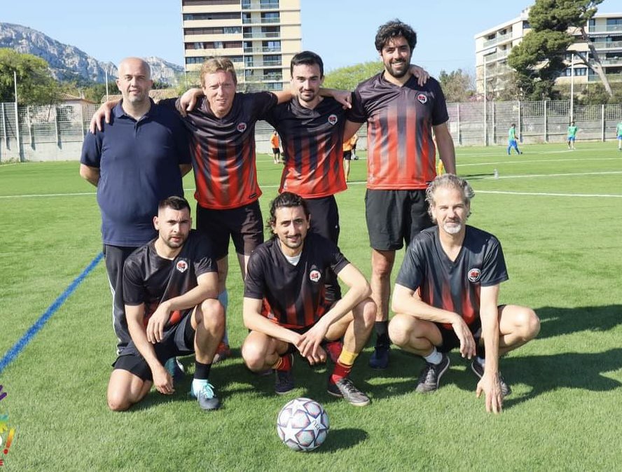 Ce week-end, samedi 16 et dimanche 17 novembre nous accueillons la phase aller du trophée R. Della Negra. Un tournoi à 5 équipes en hommage au célèbre résistant FTP-MOI. Bls 31, Spartak Arlésien, Asteras, Foot du Peuple réunis pour 1 foot populaire, ludique et auto-arbitré ⚒️