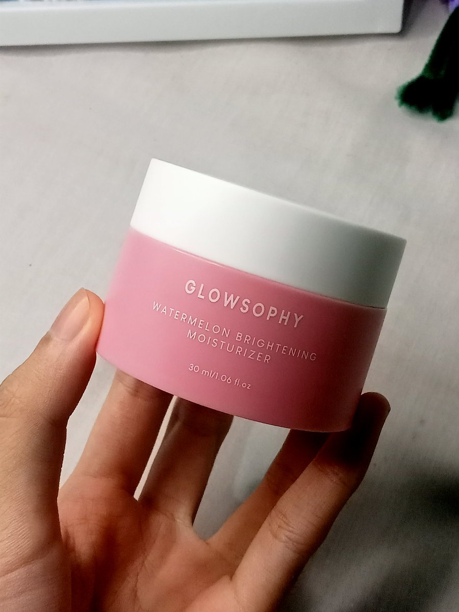 ryhnd00y's tweet photo. Buat yang suka wangi semangka, kamu bakal suka sama moisturizer satu ini☝️
Kenalin Glowsophy Watermelon Brightening Moisturizer✨
#ryview
🖇️https://t.co/osxXtCyVO9 https://t.co/09v1dMqxCi