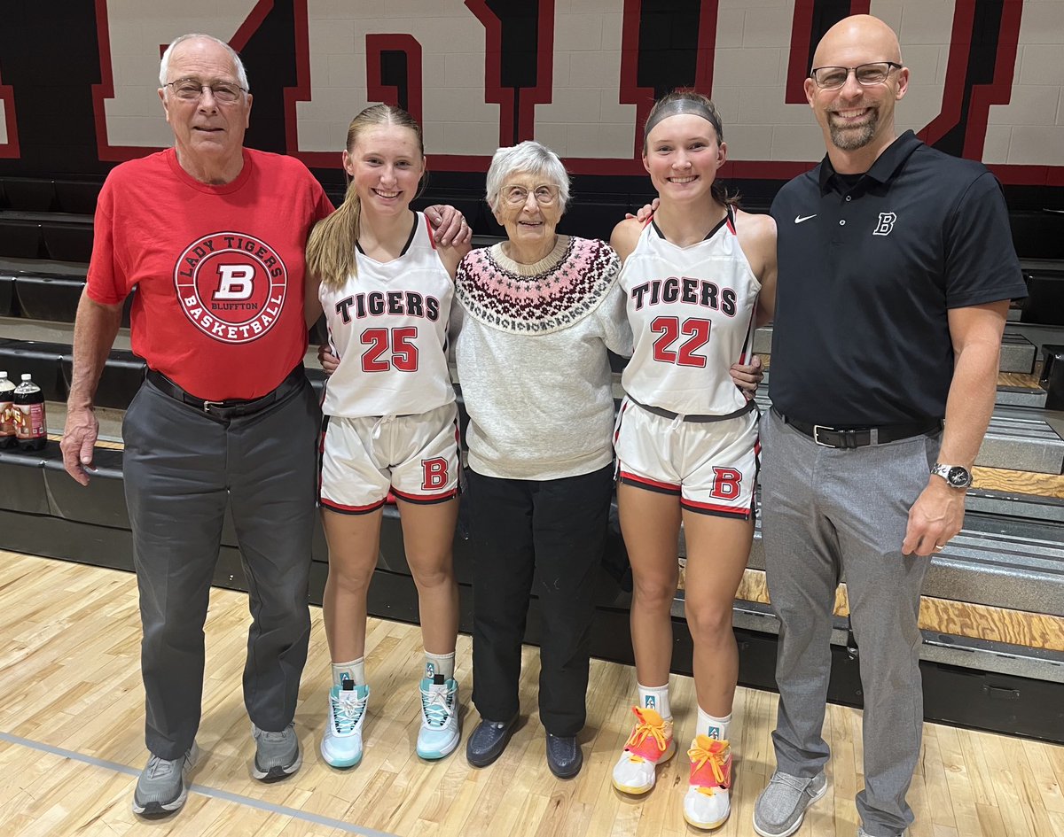 andyabbyault's tweet photo. Annual 4-generation family photo in the Tiger Den following a big W! 🏀💪 https://t.co/iHYzzejafb