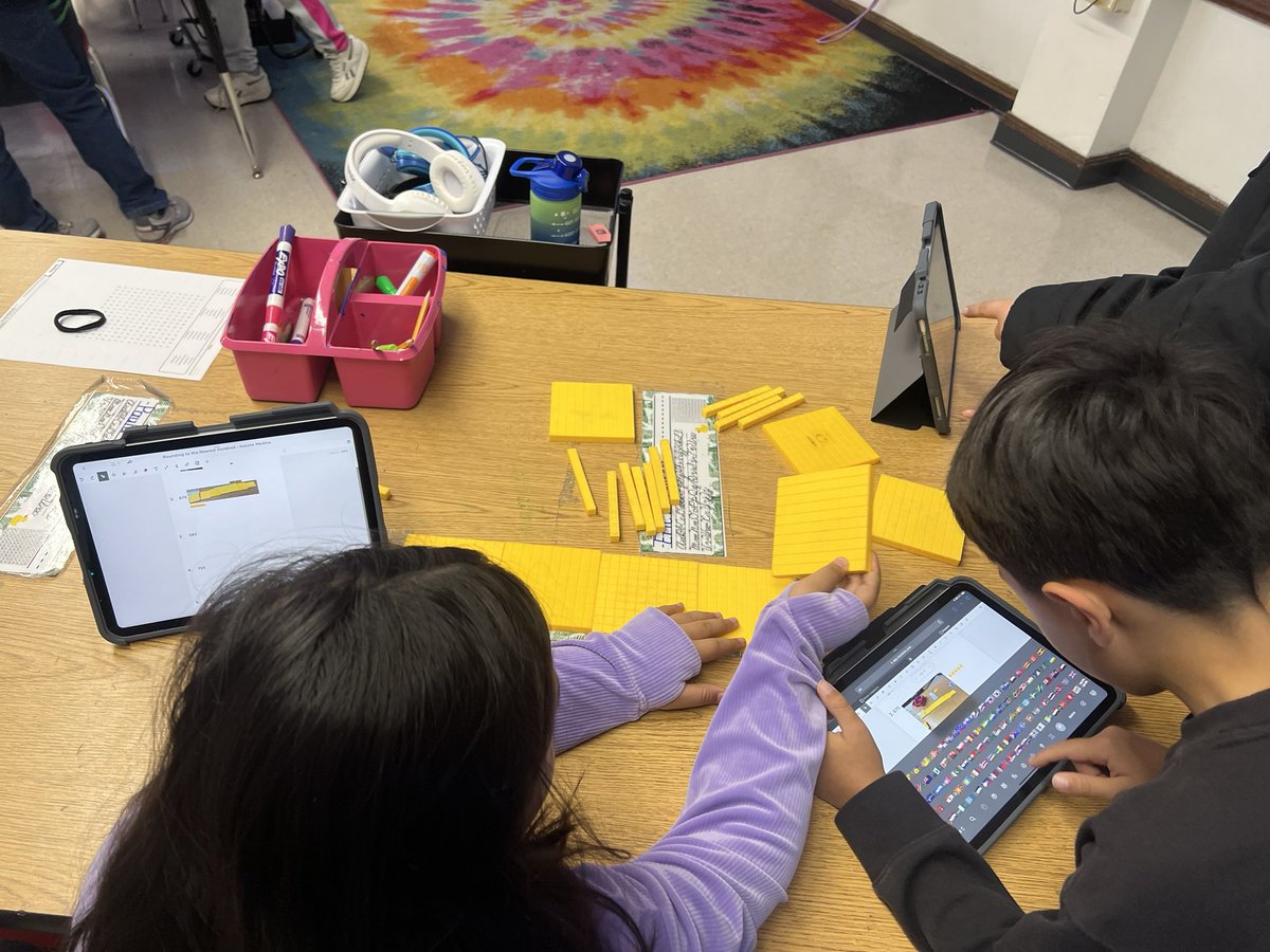 jriosd100's tweet photo. Students loved working together to practice their rounding skills. 
#Hiawathapride #d100inspires https://t.co/KREtip5mEd