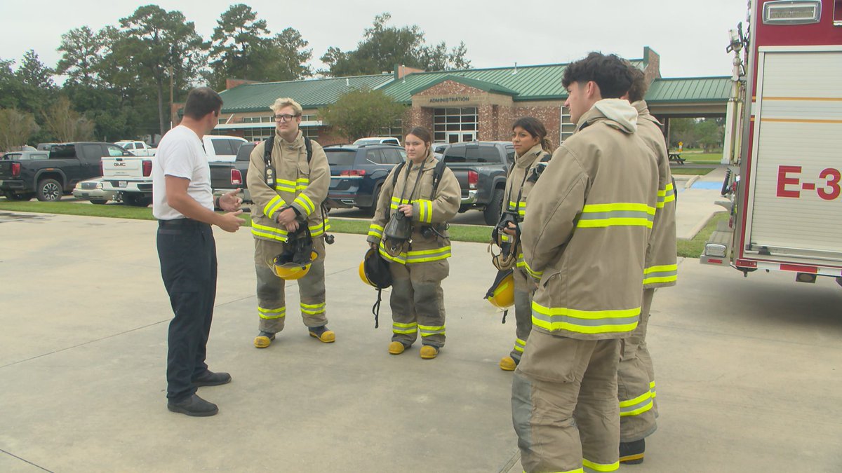 New program giving Ascension Parish high schoolers hands-on experience with firefighting: tinyurl.com/mu32nw22?utm_s…