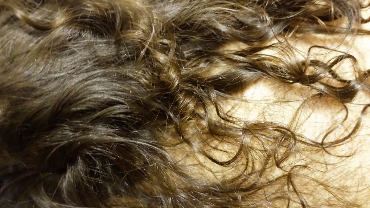 ArtiWig's tweet image. To make a synthetic wig look real, reduce shine with dry shampoo, adjust the part, and add layers if possible. Use heat tools only if the wig is heat-safe to create natural volume and texture. 
#WigTips #NaturalLook
Deatail: artiwig.com/blogs/wig-tips…