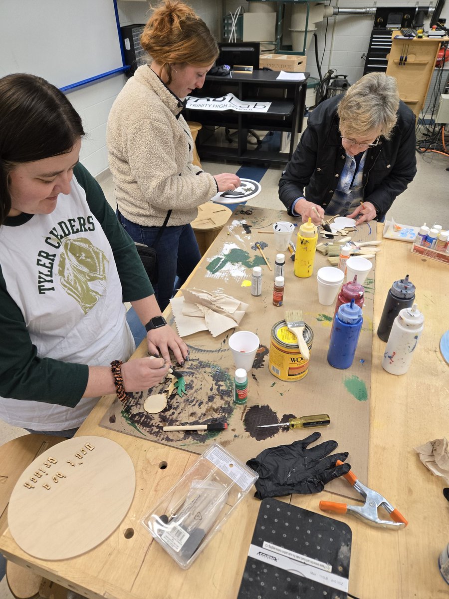 Prentice_Fablab's tweet image. Another evening course finished at Trinity High School! This week adults finished up their &quot;lasercut decorative sign&quot; projects, along with designing V-carved wood patterns on our CNC.
#CTETHSAdultClasses #FabLab #lasercutting #makered @TRINITY_MLUCAS