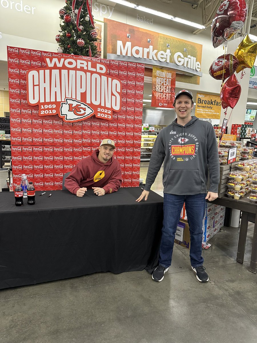 borland_derek's tweet photo. Tyler and I got to meet @tkelce at Mitch Holthus’s show. It was an awesome experience. @mitchholthus puts on a great show. @tmmiz15 and I had a great time.
I also got to meet the Kansas City Chiefs linebacker @lchenal54.
#traviskelce #leochenal #ChiefsKingdom https://t.co/AIcfV4SNod