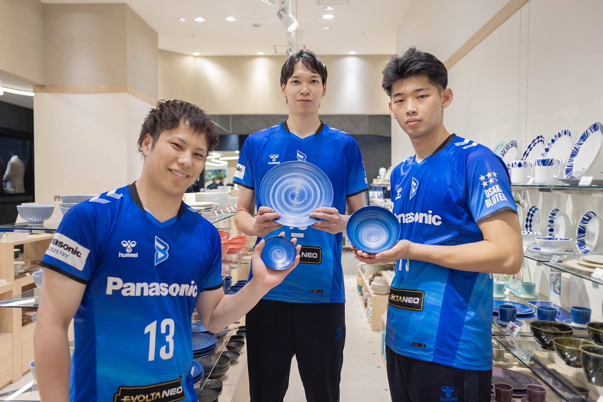 okeihan_net's tweet photo. K PRESS webと大阪ブルテオンのコラボ連載に新記事をアップ！

山内選手、山本選手、西川選手が枚方モールを探検！
食器を見たりおむすびを頬張ったり、ネコとたわむれたり🐈 レアな姿満載です✨

 ▼記事はこちら
https://t.co/1u5PWBqJ4L

#京阪 #Keihan https://t.co/RSeaFbYMDf