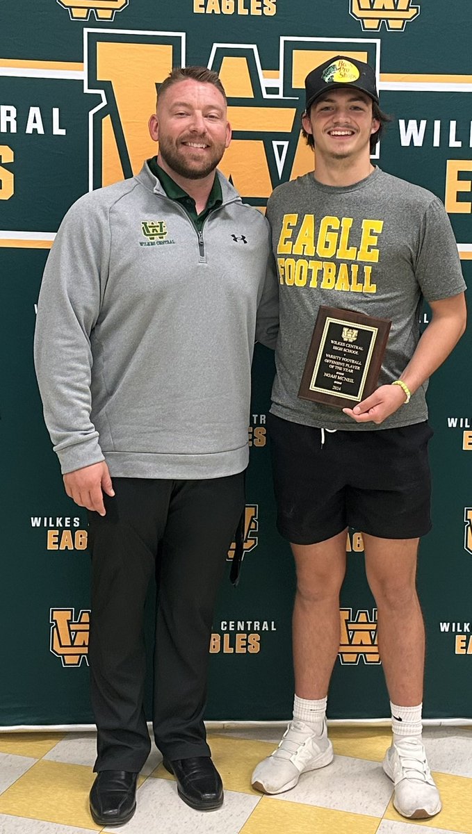 #AGTG Blessed to receive offensive player of the year thank you to <a href="/Coach_Foster74/">Dustin Foster</a> for everything you do for me and have done

Final season stats 1003 rushing yards 15Tds, 934 passing yards 4Tds