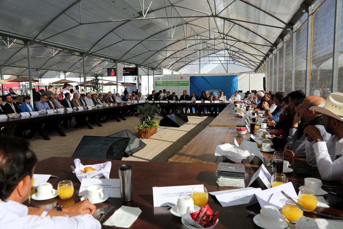 CALIMENTOSGTO's tweet photo. #reunioncluster| La @expoagro_gto  el escenario perfecto para  nuestra 6ta reunión de asociados, en conjunto con el @CEAG_Guanajuato dónde en compañía de la @economiagente  y @campogobgente  nos reunimos con líderes y expertos del sector Agroindustrial y agroalimentario. https://t.co/TqtKBh7DUh