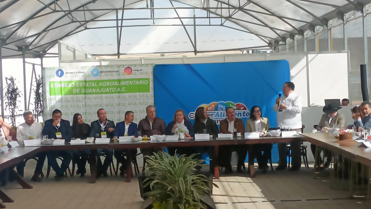 CALIMENTOSGTO's tweet photo. #reunioncluster| La @expoagro_gto  el escenario perfecto para  nuestra 6ta reunión de asociados, en conjunto con el @CEAG_Guanajuato dónde en compañía de la @economiagente  y @campogobgente  nos reunimos con líderes y expertos del sector Agroindustrial y agroalimentario. https://t.co/TqtKBh7DUh