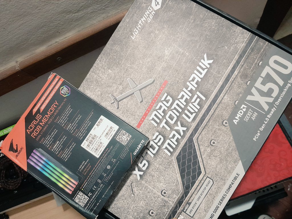 KevinLdm's tweet photo. V E N D O!
envíos a todo el País 
Mother MSI MAG X570s TOMAHAWK MAX WIFI (AM4)
Memorias RAM AORUS RGB ddr4 3733mhz. Vienen 2x8GB + 2 modulos demos para comoletar los 4 slot de ram.
comprando las 2 cosas $300.000
La pc se armó en Agosto de este año y ya se vendió el micro. https://t.co/lRGXiURVIt