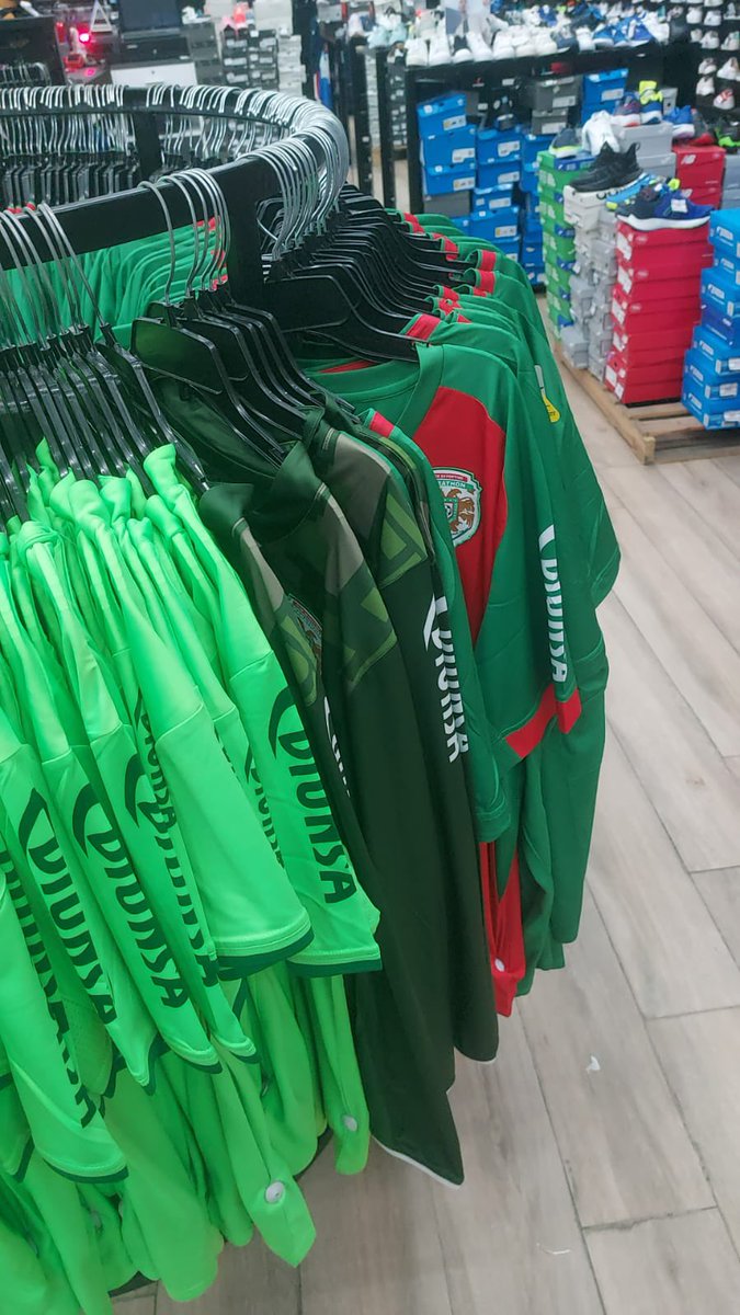 verdolaga1925's tweet photo. 🚨 ¡Atención Verdolagas! 🚨

📍 En Diunsa de Plaza Universal, San Pedro Sula, las camisetas del Marathón están desde 399 lempiras. Una gran oportunidad para esas personas que no han conseguido la suya, Aprovechen! 

#CDMarathon #FuriaVerde https://t.co/Gc9Ia7Nmko