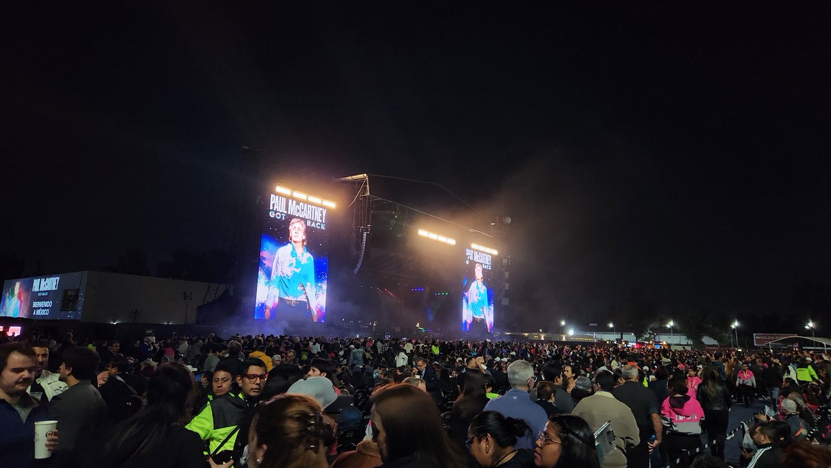 RealBetito's tweet photo. We GOT BACK!!!
#PaulMcCartney #GotBackTour #GotBackMexico https://t.co/iDLh7Jj4LG