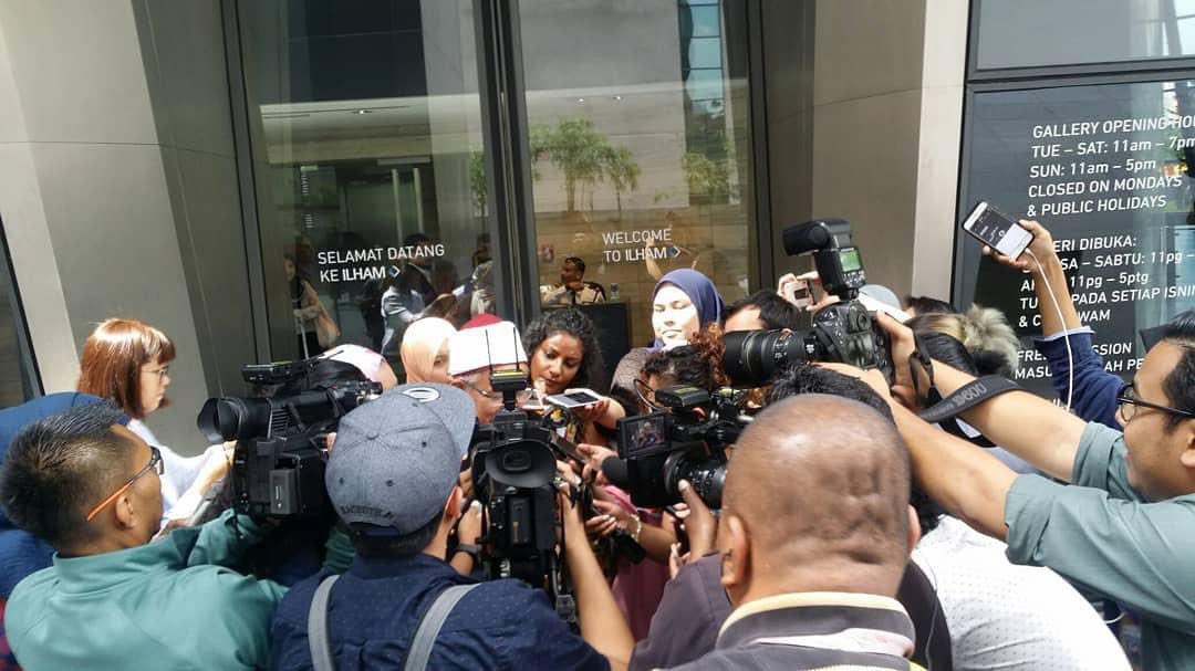 BELASUNGKAWA TUN DAIM ZAINUDDIN

Di tingkat tinggi Menara Ilham, bilik mesyuarat yang dihiasi dengan perabot elegan dan dinding kaca yang memaparkan pemandangan bandar Kuala Lumpur terhampar. 

Di dalamnya, Mufti Wilayah Persekutuan, Dato' Seri Dr. Zulkifli Mohamad al-Bakri,