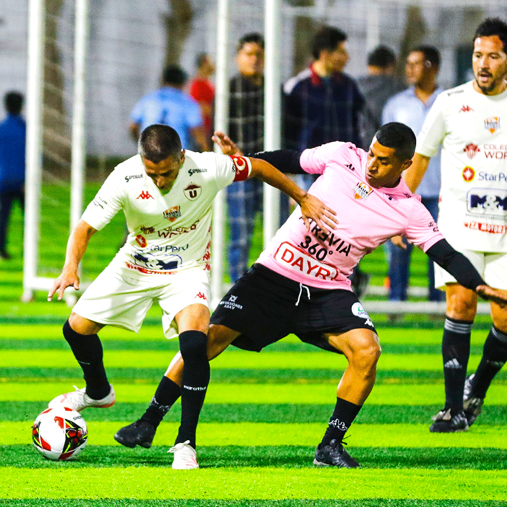 copaleyendasf7's tweet photo. ¡DUELO MUY PELEADO! La cámara EXCLUSIVA de GOLPERU 📺 registró los mejores momentos del primer tiempo del partido entre Universitario 🟠 y La Misilera 💗 por la segunda fecha de la Copa Leyendas 🏆. https://t.co/H9b3YyM9tj