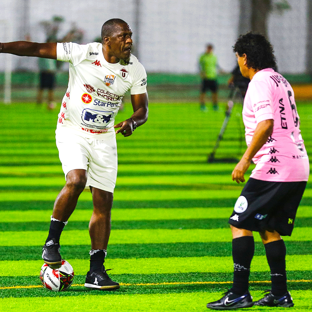copaleyendasf7's tweet photo. ¡DUELO MUY PELEADO! La cámara EXCLUSIVA de GOLPERU 📺 registró los mejores momentos del primer tiempo del partido entre Universitario 🟠 y La Misilera 💗 por la segunda fecha de la Copa Leyendas 🏆. https://t.co/H9b3YyM9tj