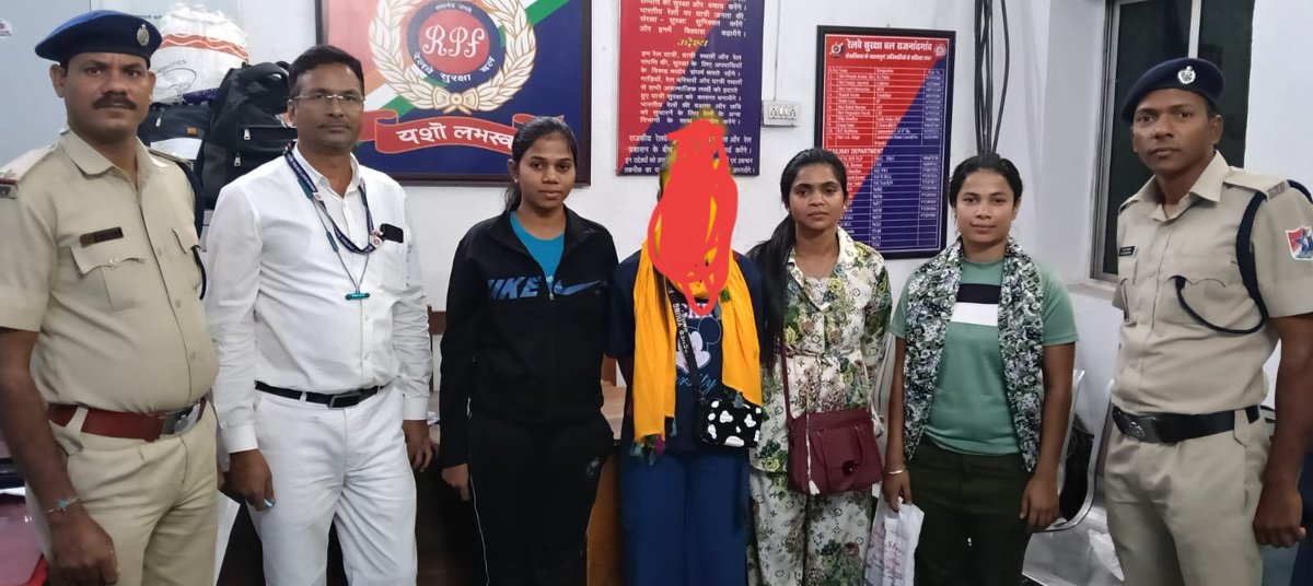RPF SECR (@rpfsecrhq) on Twitter photo <a href="/RPF_INDIA/">RPF INDIA</a> <a href="/RailMinIndia/">Ministry of Railways</a>
<a href="/GMSECR/">General Manager SECR</a> <a href="/secrail/">South East Central Railway</a> <a href="/BBAIndia/">BachpanBachaoAndolan</a>
#OperationNanheFarishte
परिजनों से बिछड़ी नाबालिग बालिका को #RPF राजनांदगाव के अधिकारी/बल सदस्यों द्वारा उचित संरक्षण हेतु परिजनों को सुपुर्द किया गया। <a href="/RPF_INDIA/">RPF INDIA</a> <a href="/RailMinIndia/">Ministry of Railways</a>
<a href="/GMSECR/">General Manager SECR</a> <a href="/secrail/">South East Central Railway</a> <a href="/BBAIndia/">BachpanBachaoAndolan</a>
#OperationNanheFarishte
परिजनों से बिछड़ी नाबालिग बालिका को #RPF राजनांदगाव के अधिकारी/बल सदस्यों द्वारा उचित संरक्षण हेतु परिजनों को सुपुर्द किया गया।