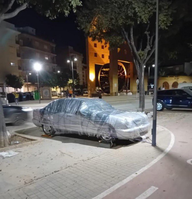 tzantzi's tweet image. Con la Aviso Rojo por la DANA de AEMET en Malaga, la gente esta intentando que el agua no se lleve sus coches.

Este lo ha plastificado, le ha puesto peso a las ruedas y lo ha atado a una farola.

ESPAÑA ❤️