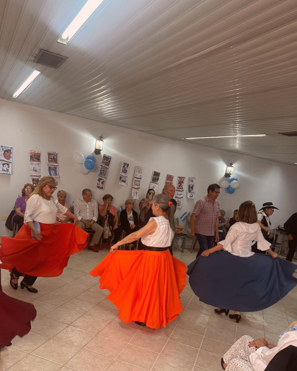 UTHGRACabaOk's tweet photo. 🇦🇷✨ Ayer por la tarde, nuestros jubilados gastronómicos celebraron el Día de la Tradición con una peña folklórica llena de música, baile y alegría. Les compartimos algunos retratos de este hermoso encuentro que honra nuestras raíces y costumbres. ¡Viva la tradición! #UTHGRACABA https://t.co/Bk751xeAvf