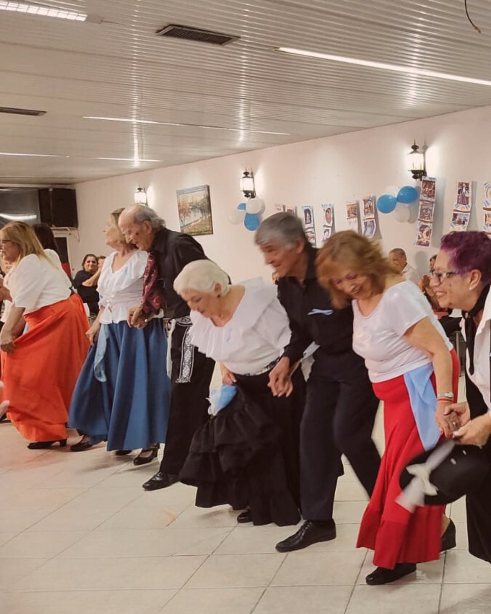 UTHGRACabaOk's tweet photo. 🇦🇷✨ Ayer por la tarde, nuestros jubilados gastronómicos celebraron el Día de la Tradición con una peña folklórica llena de música, baile y alegría. Les compartimos algunos retratos de este hermoso encuentro que honra nuestras raíces y costumbres. ¡Viva la tradición! #UTHGRACABA https://t.co/Bk751xeAvf