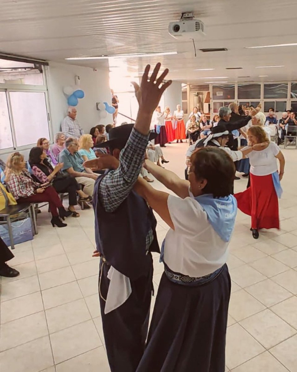 UTHGRACabaOk's tweet photo. 🇦🇷✨ Ayer por la tarde, nuestros jubilados gastronómicos celebraron el Día de la Tradición con una peña folklórica llena de música, baile y alegría. Les compartimos algunos retratos de este hermoso encuentro que honra nuestras raíces y costumbres. ¡Viva la tradición! #UTHGRACABA https://t.co/Bk751xeAvf