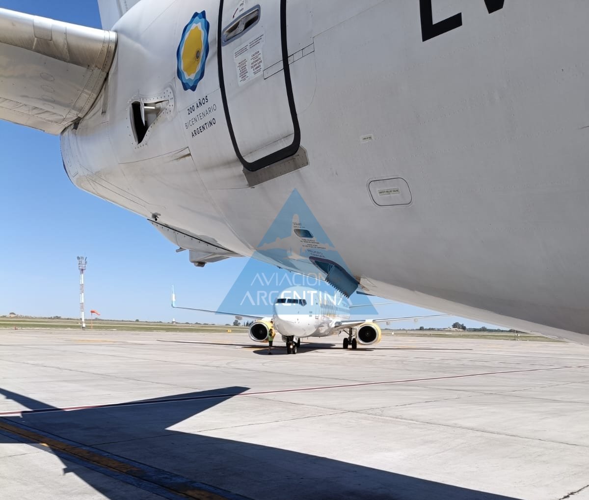 diego_domi's tweet photo. Aplausos de protesta en el Plumerillo @AeropuertosAR avión de @flybondi casi choca a uno de @Aerolineas_AR x causas a investigar @JSTsucesos
@ANACargentina  @mendozaopina @diariouno vuelo FO 5053 con 6hs de demora y el FO 5061 reprogramado, amplio en el 🧵 https://t.co/y1bx5BxYei