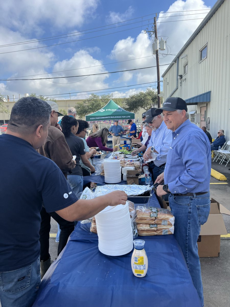 HuntonServices's tweet photo. Yesterday we celebrated Veterans Day with a classic American Cookout, burgers and dogs! To all of the Veterans in and outside of Hunton, thank you for your service! #VeteransDay #HuntonProud https://t.co/nNwC9xk2HX