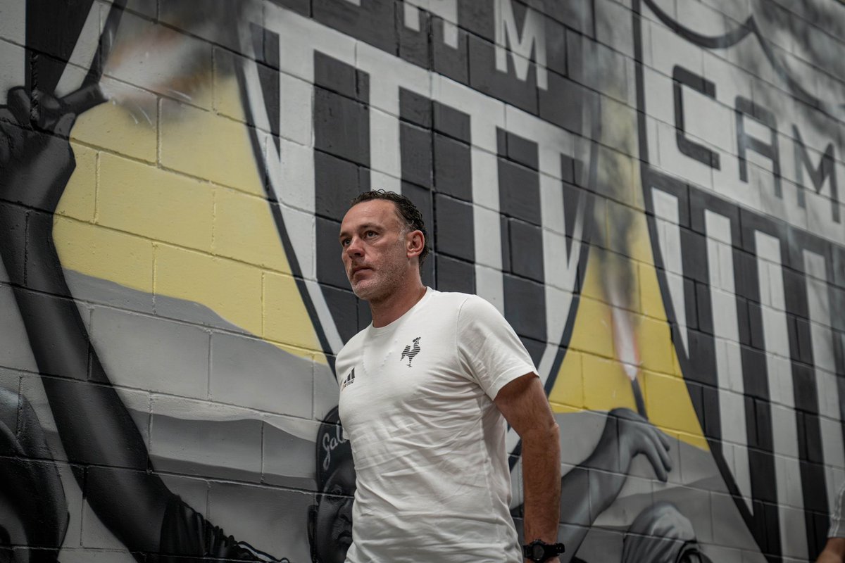 “O Galo nunca conseguiria chegar as duas finais se ele não tivesse abandonado o Campeonato Brasileiro. O Atlético não tem um elenco que ele possa trocar.”

“E outra, se ele não tem o Paulinho ou Hulk, o nível já cai. Com esse time titular, joga de igual pra igual com qualquer