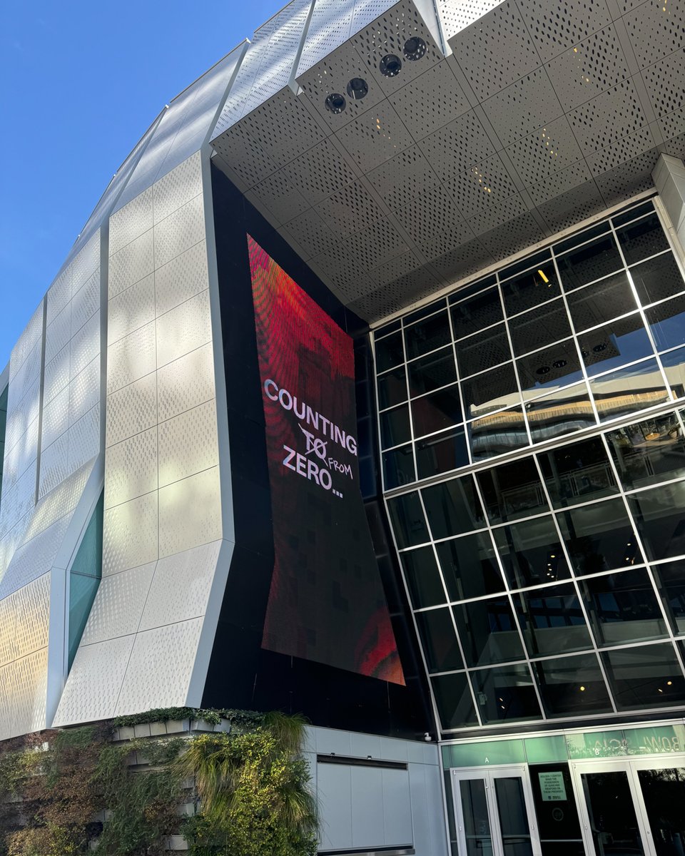 Golden1Center's tweet photo. 4AM Thursday, November 14. https://t.co/uPeNNCQ37J