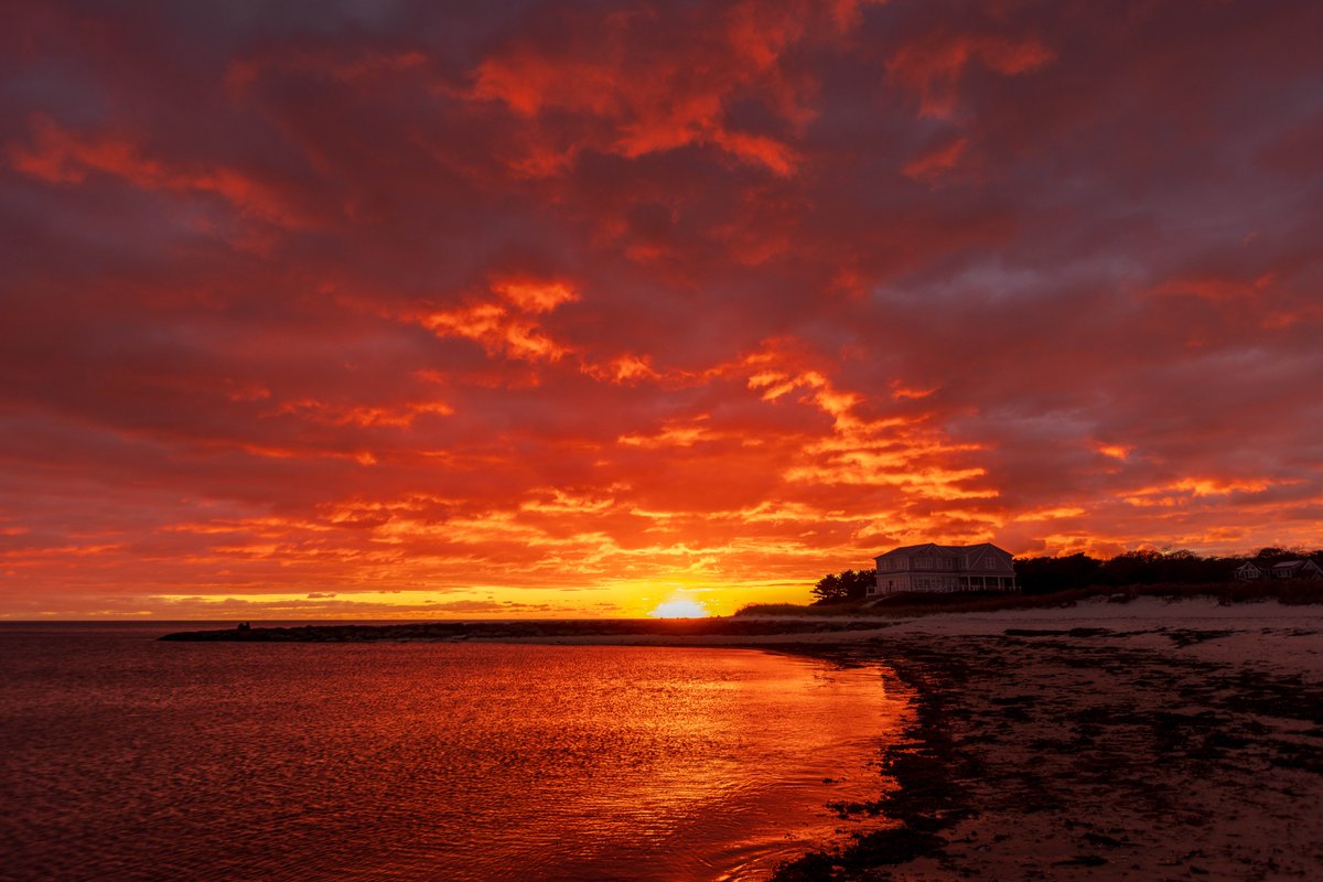 nhaveran's tweet photo. Just needed a thin strip of clouds right over the mid cape to give us a fire sunset tonight. Red River Beach, Harwich https://t.co/6w3JxhurzM