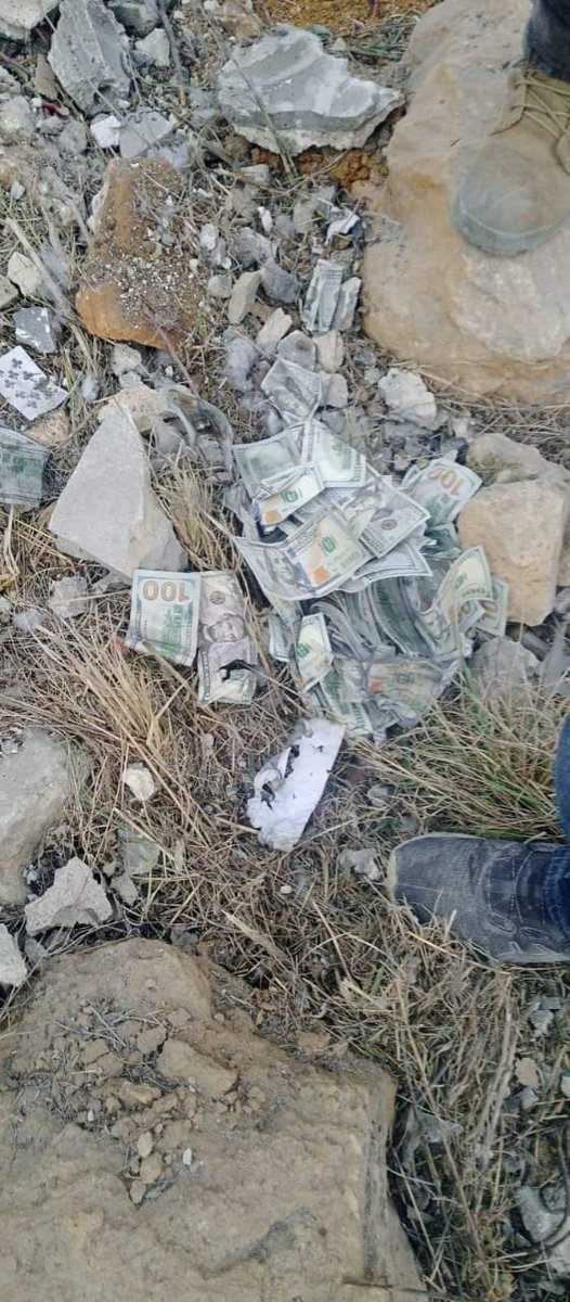 الصورة بعد استهداف منزل بداخله عائلات من حزب الله !!
طيب طالما بيعرفوا العملاء منهم وفيهم ليه بيبقوا بين أهلهم تيكونوا سبب بقتلهم ؟!