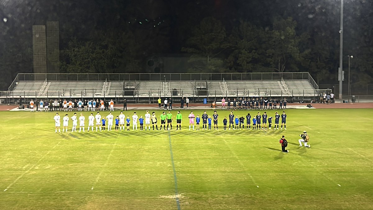 Live from the Shipyard.. Hoggard Vikings taking on the Capitols from Broughton in the 2nd round of the playoffs.