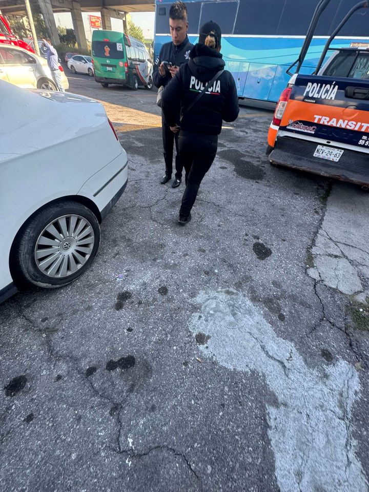 cuartodemillamx's tweet photo. En avenida central, la rata extorsionando y con placas particulares. https://t.co/gufvlZm4LN