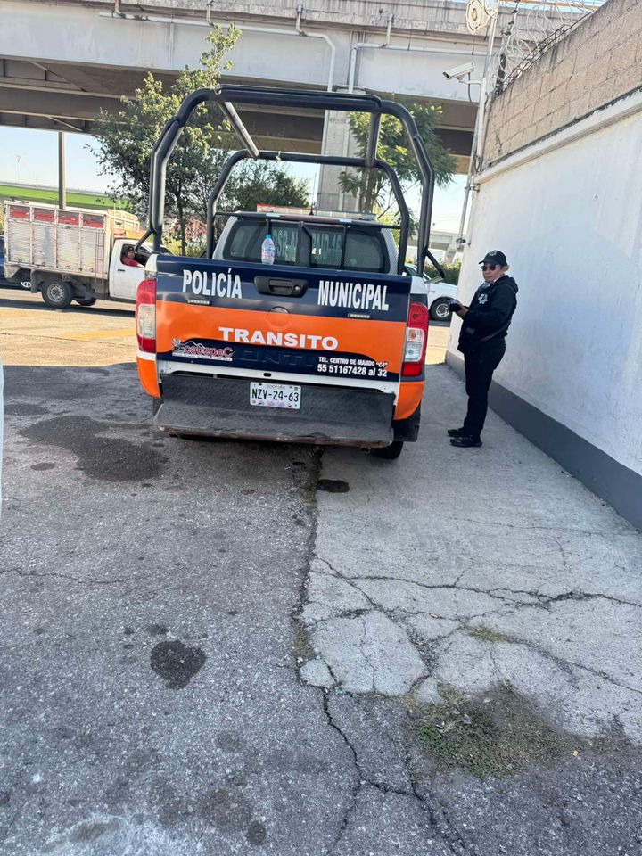 cuartodemillamx's tweet photo. En avenida central, la rata extorsionando y con placas particulares. https://t.co/gufvlZm4LN
