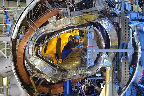 La startup 🇩🇪 Gauss Fusion, qui espère connecter un réacteur à fusion nucléaire (de type Stellerator) au réseau d’ici à 2045, a décidé d'installer son équipe d'ingénieurs à Mérignac, près de Bordeaux, pour bénéficier de l'expertise locale sur le tritium.

Fondée en 2022, la