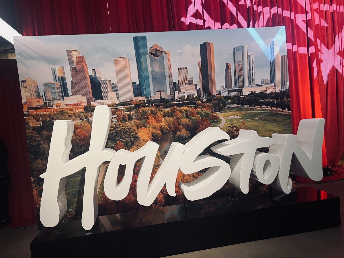Whit0221's tweet photo. It was exciting to have @MichelinGuideNA in Houston last night- congratulations to all new ⭐️s! #MICHELINGuideTexas https://t.co/ZqUUNERu7M