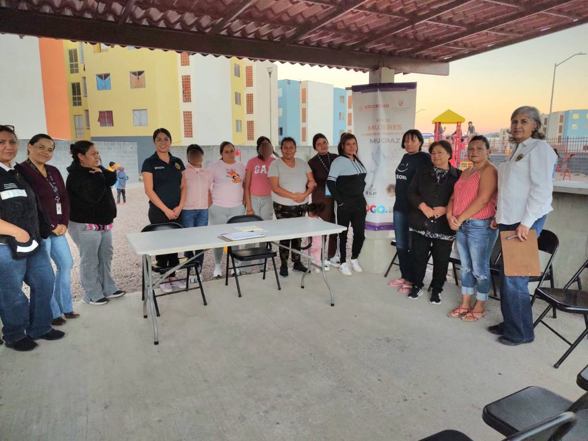 sspdgo's tweet image. Subsría de Prevención, a través de la Dir. Estatal de Prevención del Delito y Violencia contra la mujer, capitulo II, acudió al Fracc. #RíoDorado, con los integrantes de Red #MUCPAZ &quot; Mujeres Empoderadas&quot;, así como #ProgramaEsmeralda, quien brindó la plática &quot;violencia familiar&quot;