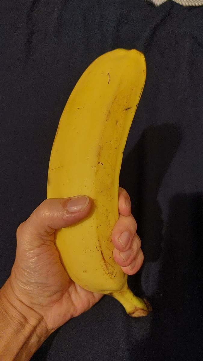 lorphon's tweet photo. Me acabo de comer este banano que me recordó a la picha de un amiguito que casualmente voy a ver muy pronto 😈😈😈😈 https://t.co/zeXUQoBmdx