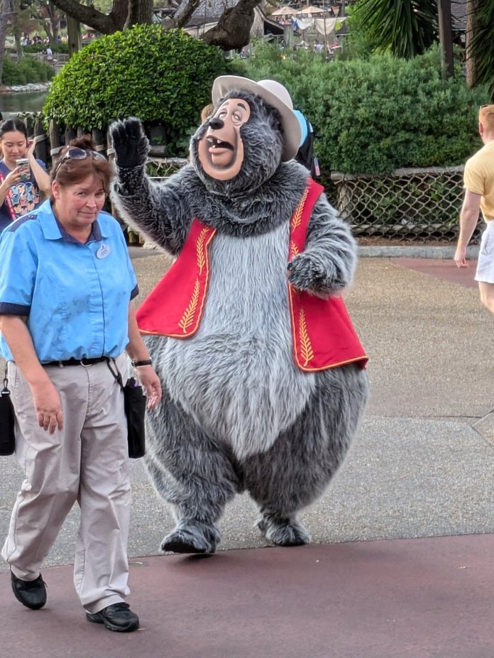 JotterParks's tweet photo. There's only a handful of Disney characters that make us instantly smile every time we see them roaming Magic Kingdom. Al of the Country Bears is one of them. 🥰 https://t.co/LMiUbrvSQN