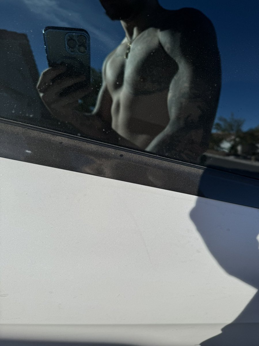 dylanjacobmusic's tweet photo. How tf cold weather be making my 🍆 small and my 💪🏼 big https://t.co/YpcP6lSDxl