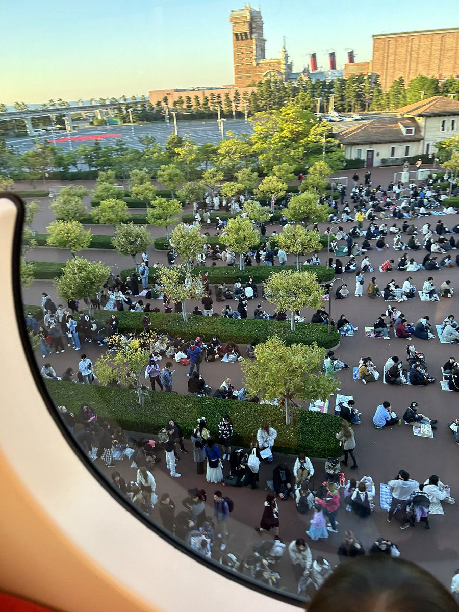 e12mai's tweet photo. ディズニーシー　11/13の6：50くらいですでに植込み2つ目。
開演直前のいま、すごい人ー
イベントの狭間日とは思えないわ。 https://t.co/2R7Y7T57Vx