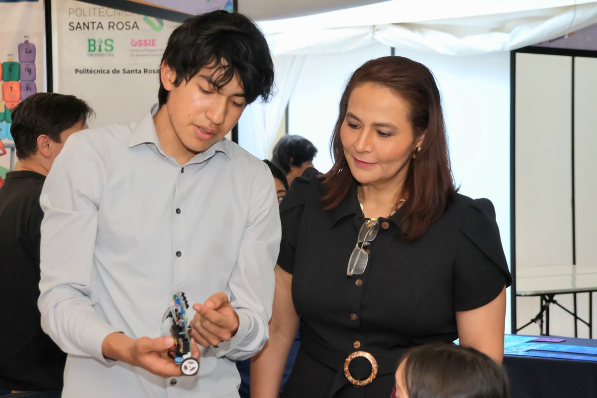 MarthaSotoQro's tweet photo. Querétaro se llena de ideas, energía y conocimiento con la participación de jóvenes, familias y más de 45 instituciones, listas para mostrar el poder de la ciencia. Esta feria nos recuerda que el aprendizaje y la innovación construyen el futuro que soñamos¡Feria de Ciencias 2024! https://t.co/dTMmiRUyOE