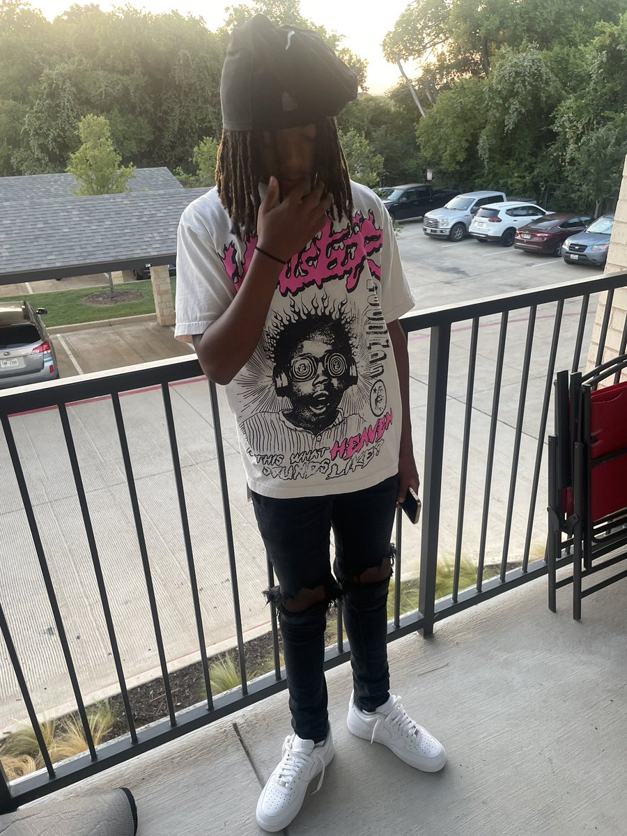 Formike5's tweet photo. why u keep calling me big bro and you old as me https://t.co/0ZvQwavigP