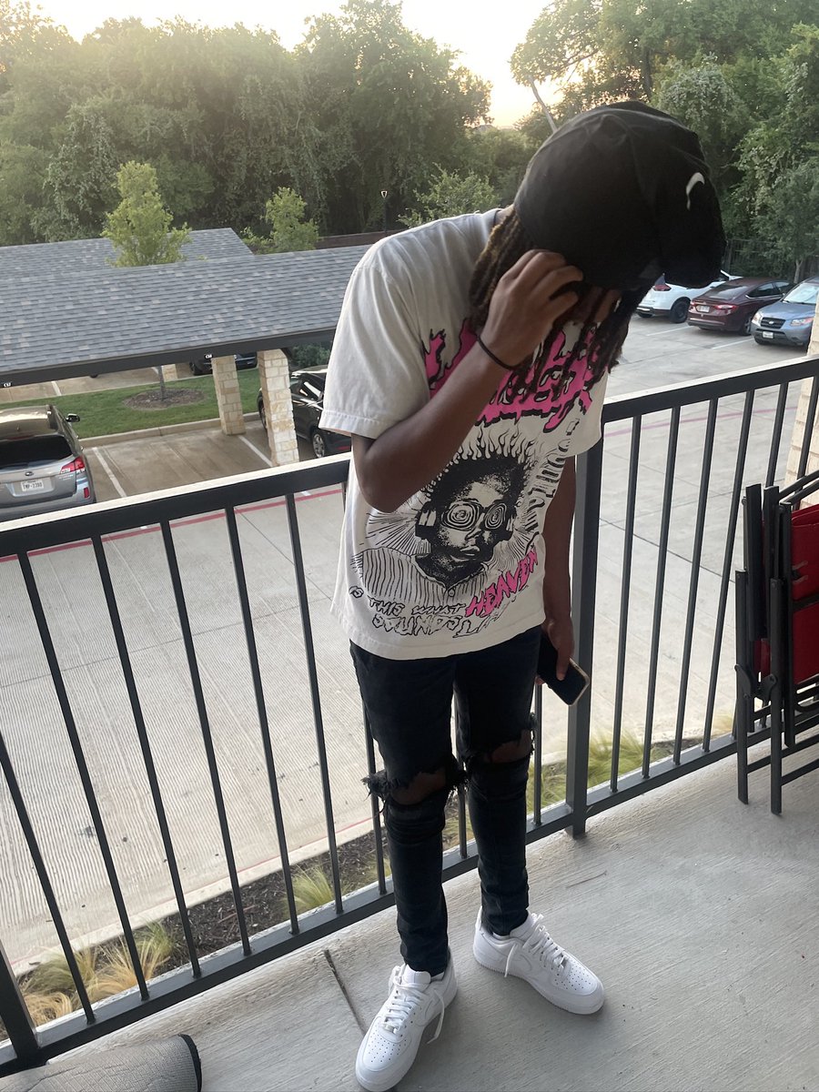 Formike5's tweet photo. why u keep calling me big bro and you old as me https://t.co/0ZvQwavigP