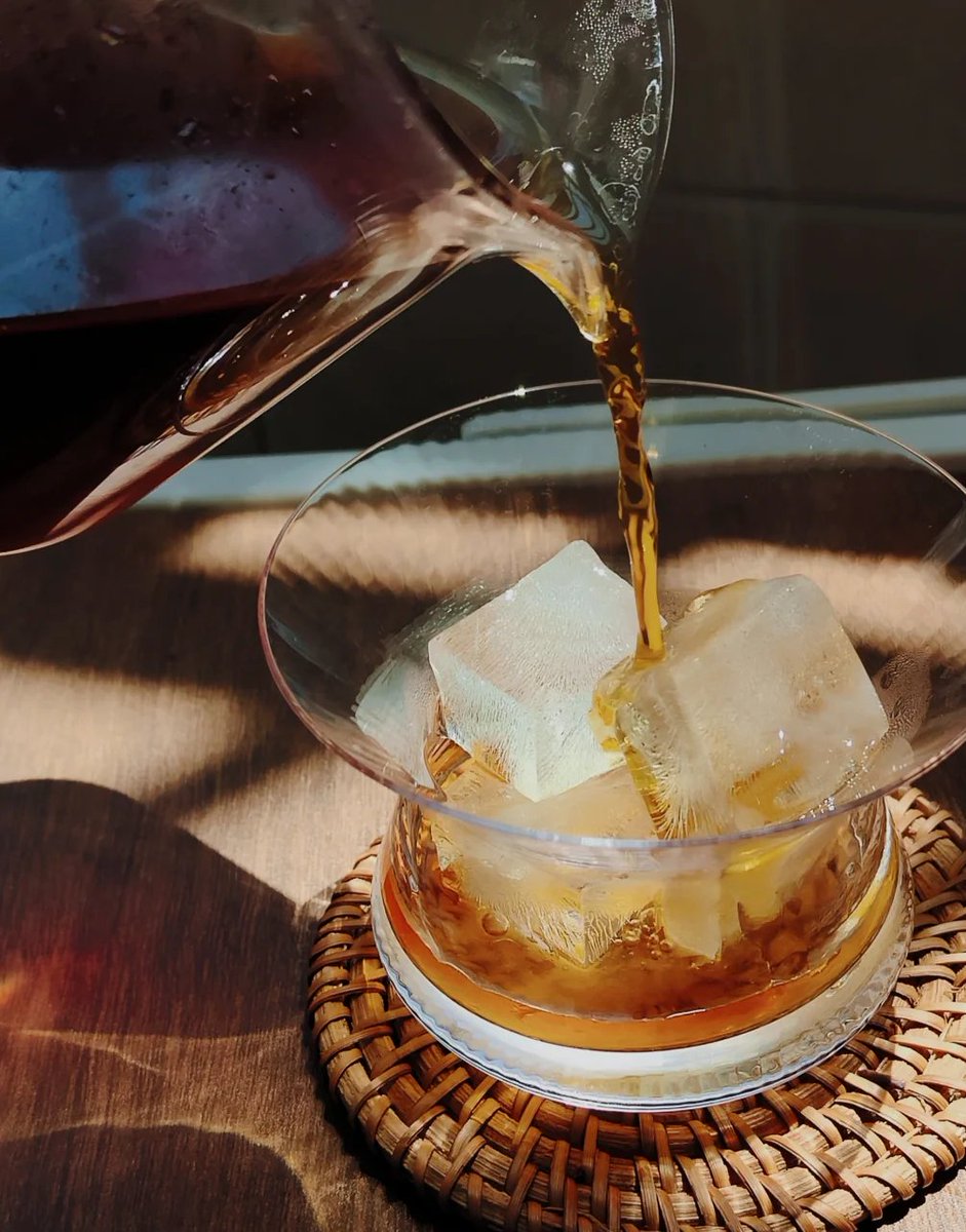 Have a cup of coffee to refresh yourself.I like hand brewed coffee more and more now.