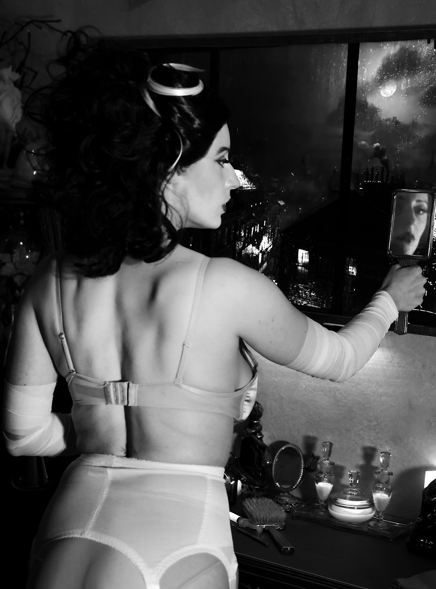 AFTERdarkAbby's tweet image. Well I finally got time to finish editing my pinup "Bride" photos.  The whole set is live